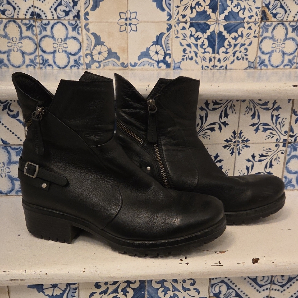 Bueno Black Leather Ankle Booties